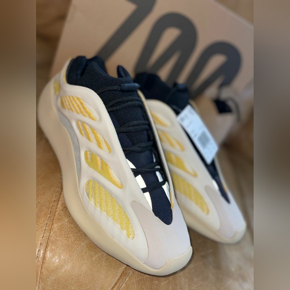 Yeezy 700 V3 Mono Safflower Size 11 12 - Picture 2 of 3